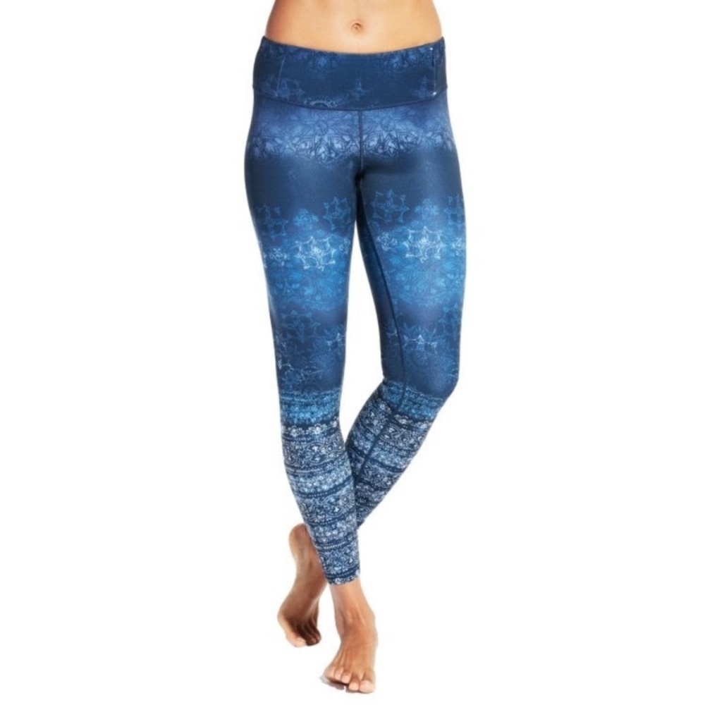 Calia Carrie Underwood Warm Blue Yonder Ombre’ Snowflake Pattern. Size Medium